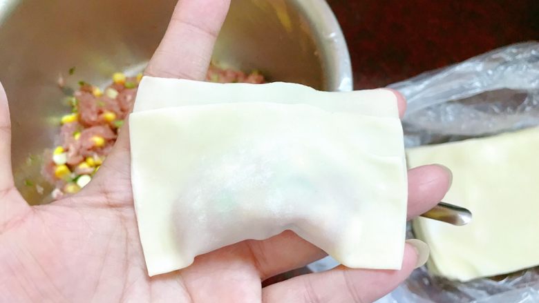 生煎饺子,对折,压紧。