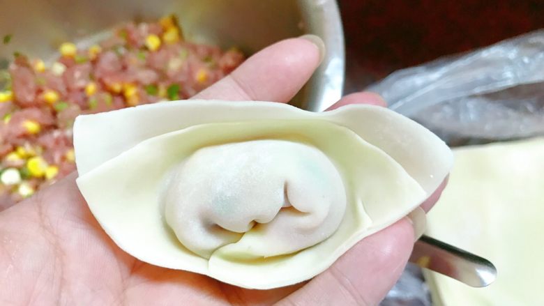 生煎饺子,两角拉过来厅压在一起,捏紧。