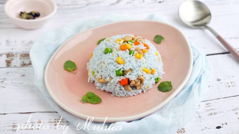 高颜值的五彩鸡肉炒饭,炒饭打进饭碗压紧实后,倒扣在盘子里就可以了。