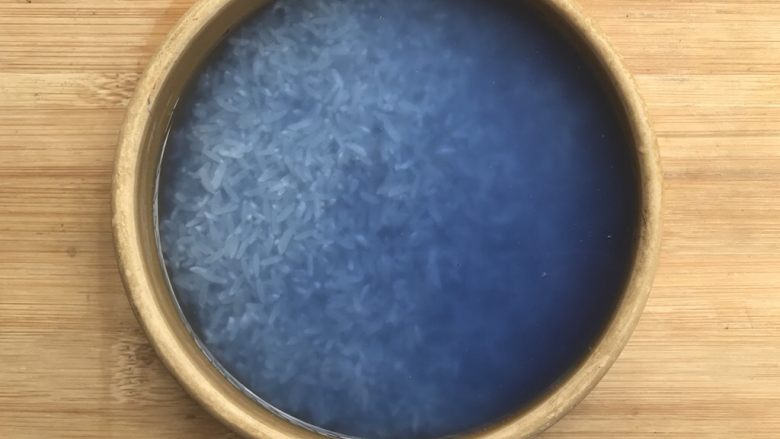 高颜值的五彩鸡肉炒饭,蝶豆花水倒入洗好的米里,按平时水量,蒸熟。
