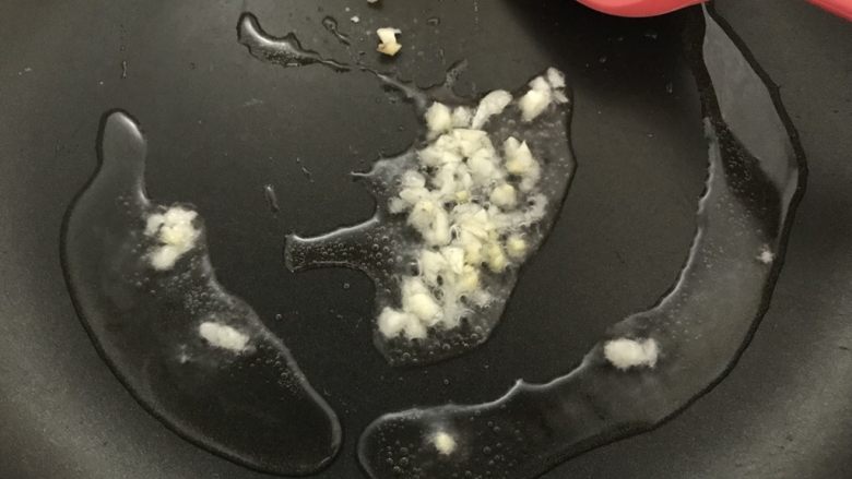 高颜值的五彩鸡肉炒饭,中火,炒锅。倒入蒜蓉炒香。