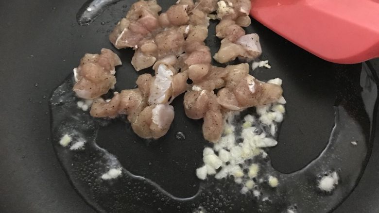 高颜值的五彩鸡肉炒饭,放入鸡腿丁。