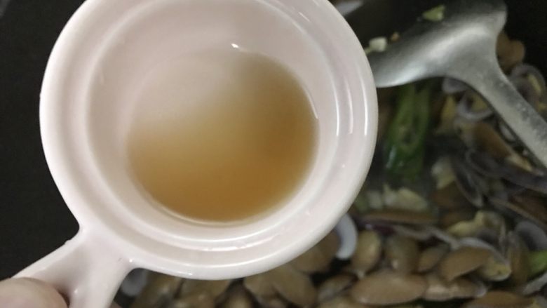 豉椒炒花甲,连壳都要舔几下,延锅边淋入料酒。翻炒几下。