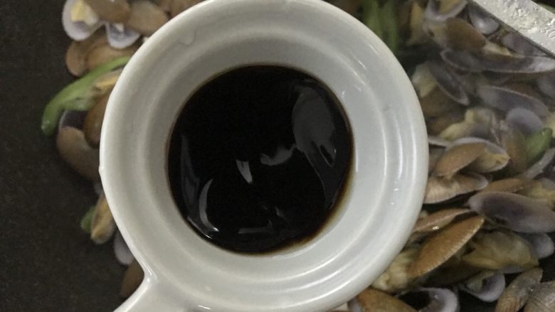 豉椒炒花甲,连壳都要舔几下,倒入蚝油。
