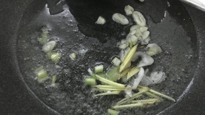 豉椒炒花甲,连壳都要舔几下,大火,炒锅倒油,把姜葱蒜放入翻炒香。