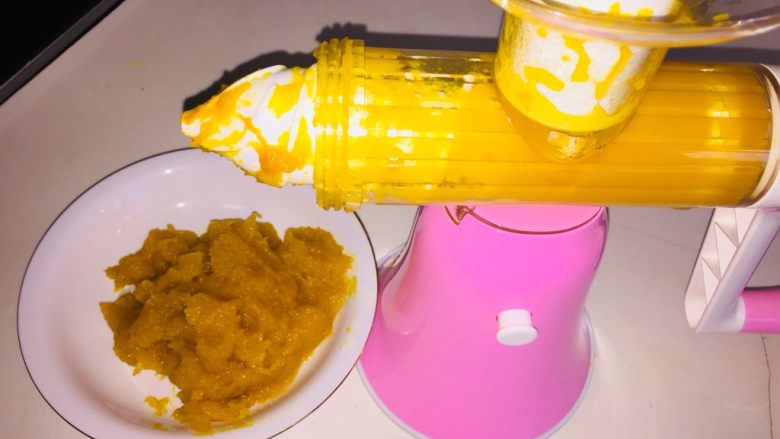 小米南瓜粥(简单版),蒸好的南瓜,用果语原汁机或芍子碾压成泥后备用。