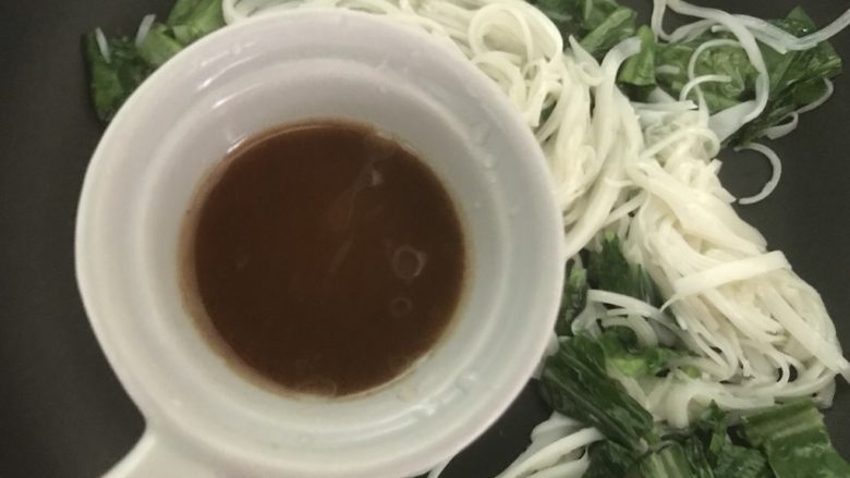 快手牛肉炒粿条,吃完还会想吃,加入沙茶酱翻炒均匀。