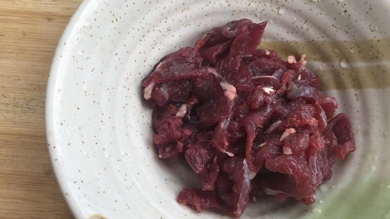 快手牛肉炒粿条,吃完还会想吃,<a style='color:red;display:inline-block;' href='/shicai/ 216'>牛肉</a>切薄片。