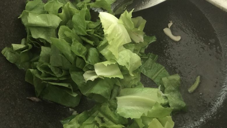 快手牛肉炒粿条,吃完还会想吃,倒入青菜炒软。