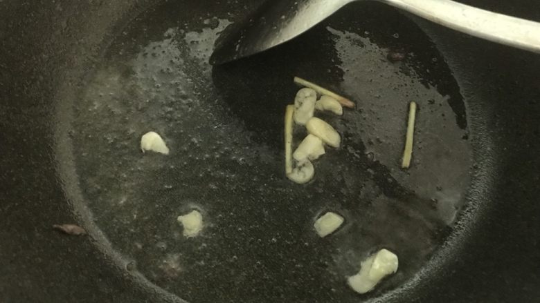 快手牛肉炒粿条,吃完还会想吃,再倒入蒜姜炒香。
