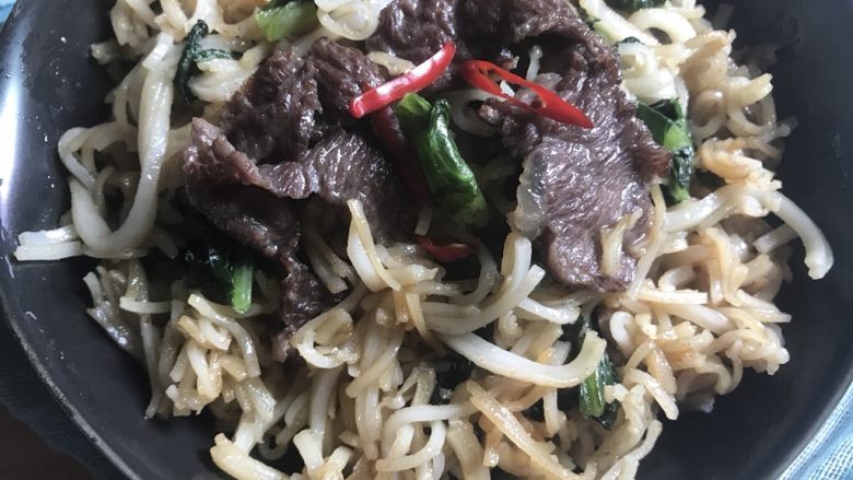 快手牛肉炒粿条,吃完还会想吃,炒好啦。