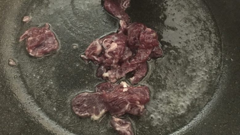 快手牛肉炒粿条,吃完还会想吃,大火,炒锅倒入油,把牛肉放入翻炒。