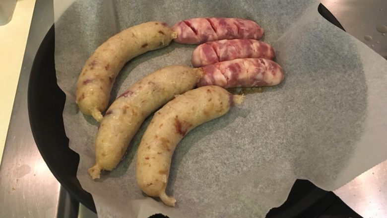 大肠包小肠,蒸熟的糯米肠跟划了刀口的香肠,用平底锅煎熟至上色即可!