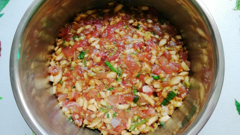香菇酱肉包,戴上一次性手套,向一个方向抓拌均匀即可