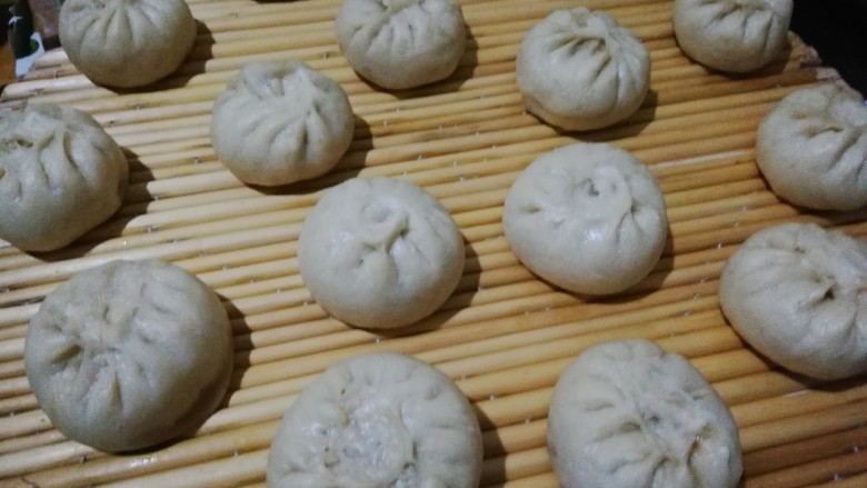 香菇酱肉包,大火蒸25分钟,关火等5分钟后再开盖取出