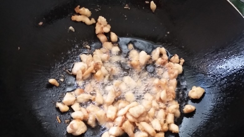 糖醋口味,宫保鸡丁,锅里放油,倒入鸡丁炸金黄出锅