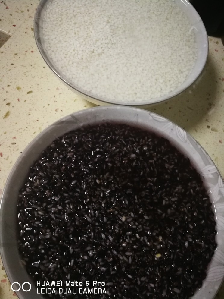 二色糯米饭团,将糯米洗干净,倒上水浸泡,这一步我都是前一晚就准备了