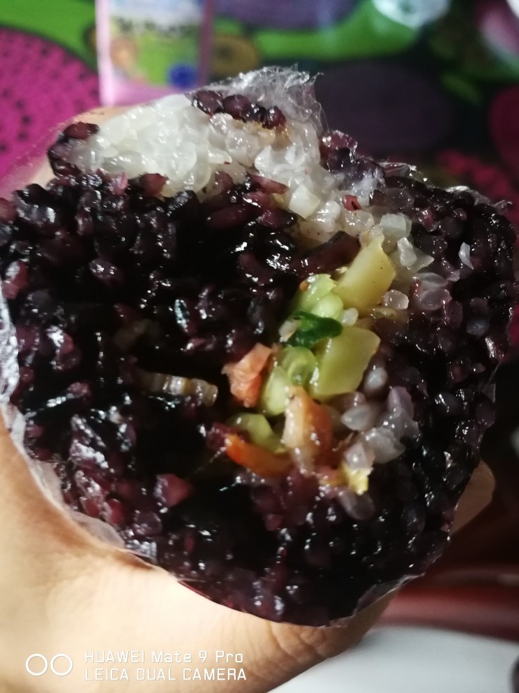 二色糯米饭团,再将它卷好就可以开吃了