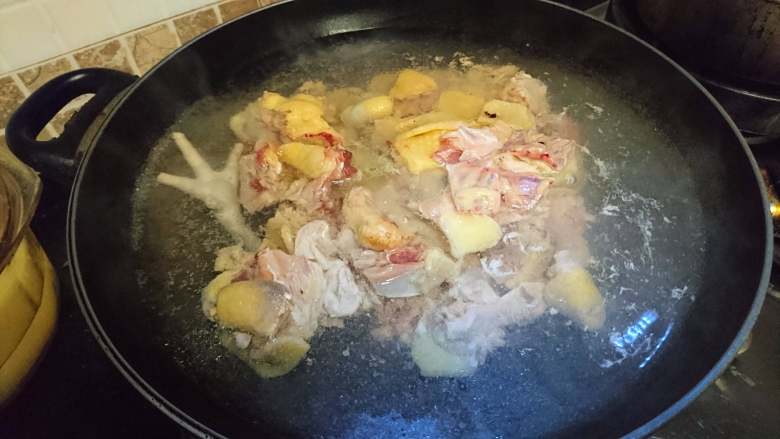 起伏青椒鸡,快速过水