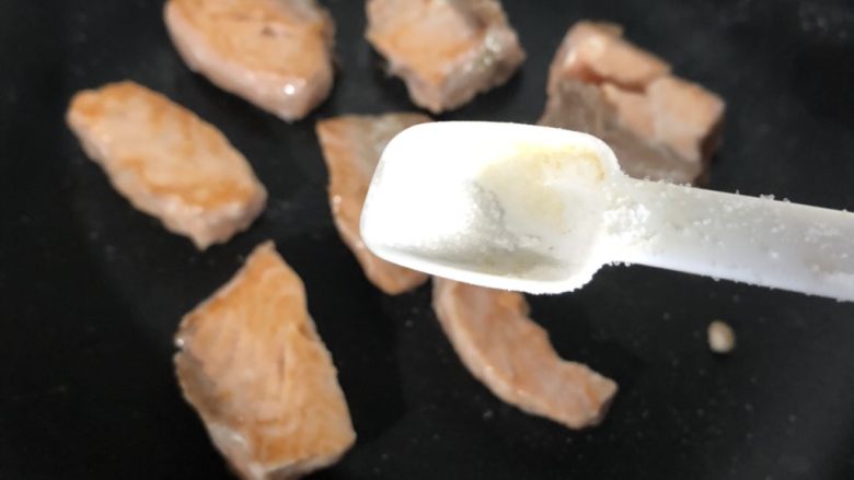 奶酪三文鱼蛋饼,一面煎熟,翻面放少量盐。