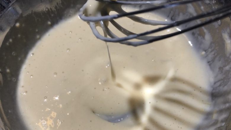 奶酪三文鱼蛋饼,加适量水,搅拌均匀,面糊呈酸奶状。因鸡蛋大小不同,水少量多次添加,最终呈现可以流动的厚面糊。