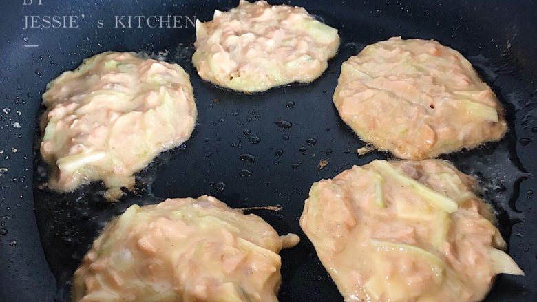 奶酪三文鱼蛋饼,用小勺舀一勺面糊,放入平底锅中,小火慢煎。(平底锅煎过三文鱼的油脂就够了)