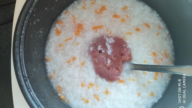 快手早餐 胡萝卜青菜瘦肉粥,加入提前腌制好的肉泥