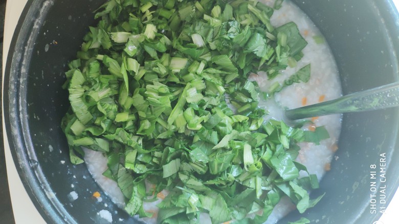 快手早餐 胡萝卜青菜瘦肉粥,接着加入青菜,加肉泥和青菜直接不用隔太久,先后加就可以