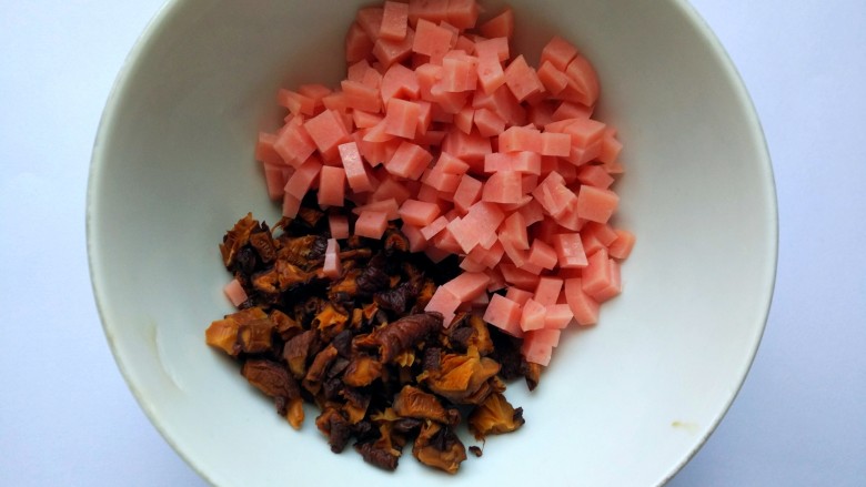 快手正餐豆腐圆子,将香菇,火腿切成碎丁。