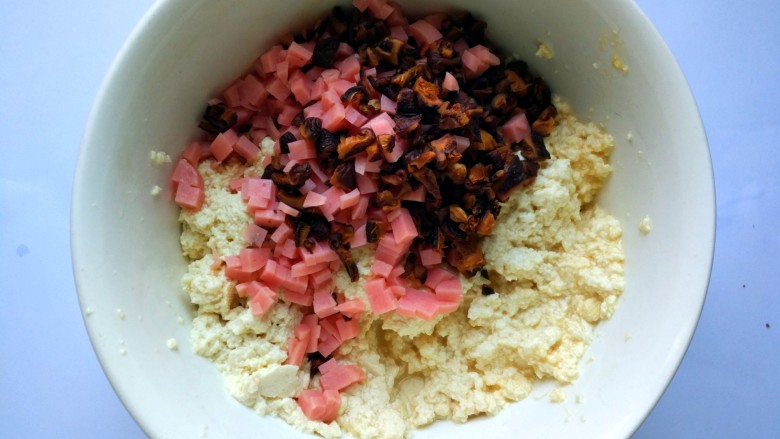 快手正餐豆腐圆子,豆腐压碎,加入鸡蛋,火腿香菇丁。