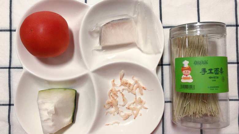 【宝宝辅食】鳕鱼冬瓜茄汁面 ,准备食材:<a style='color:red;display:inline-block;' href='/shicai/ 13181'>菠菜面</a>、西红柿 半个、鳕鱼 1小块、冬瓜 1小块、淡水虾皮 适量