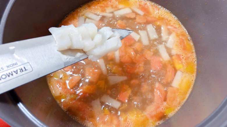【宝宝辅食】鳕鱼冬瓜茄汁面 ,倒入清水,小骨通常习惯加300毫升的清水,汤汁沸腾后转中火,加入鳕鱼块