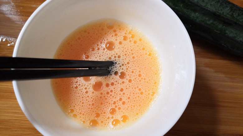 快手正餐:丝瓜鸡蛋汤,<a style='color:red;display:inline-block;' href='/shicai/ 9'>鸡蛋</a>磕入碗中,加入适量盐,搅打均匀备用。