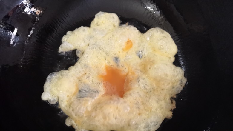 快手正餐:丝瓜鸡蛋汤,煎到全部凝固。