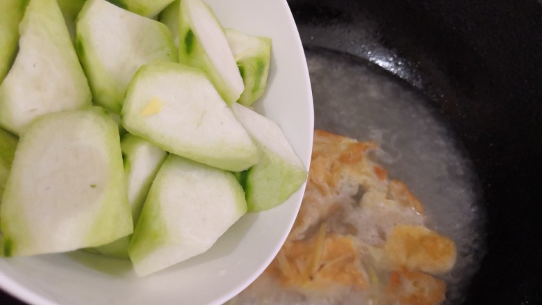 快手正餐:丝瓜鸡蛋汤,倒入切好的丝瓜大火煮开再煮一分钟关火加入一点点盐调味。