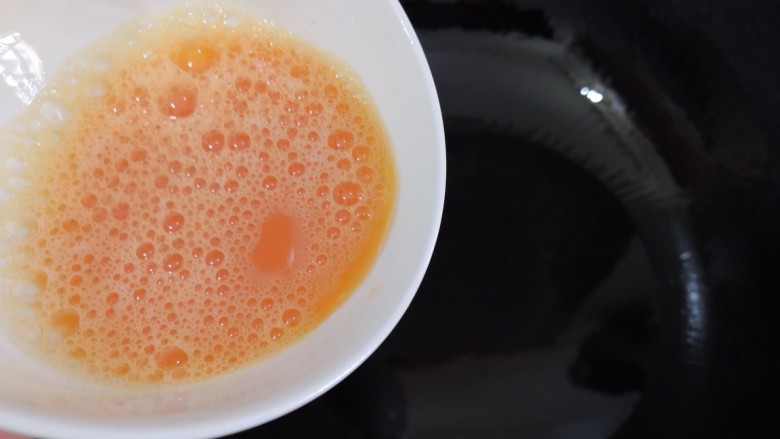 快手正餐:丝瓜鸡蛋汤,锅中倒入适量油烧热倒入鸡蛋。