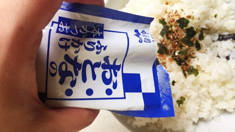快手小食 三文鱼饭团,加入拌饭松香(一般一小碗加一小袋 2.5g就可以了)