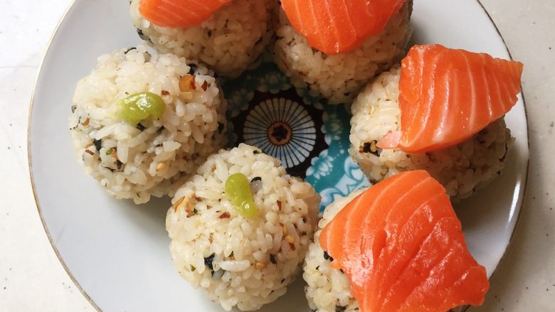 快手小食 三文鱼饭团,在饭团上，根据个人口味挤上适量芥末，上面再覆盖一片<a style='color:red;display:inline-block;' href='/shicai/ 363'>三文鱼</a>片，就OK啦！