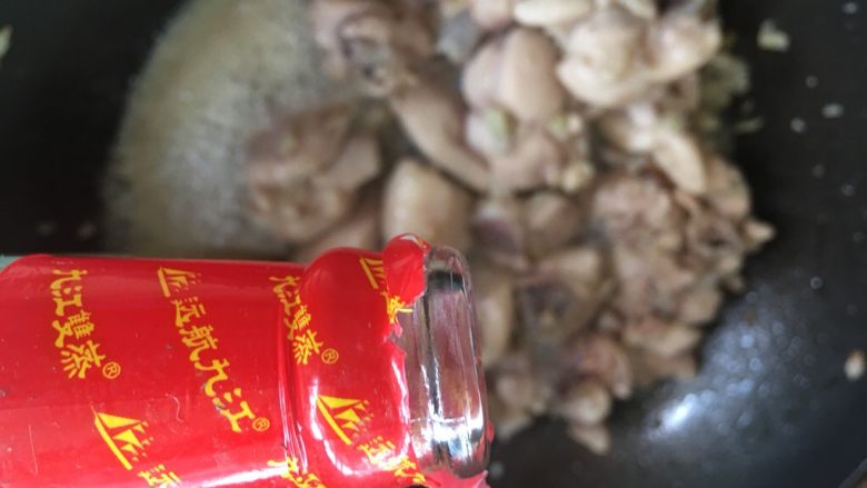 沙姜鸡,放入适量料酒或白酒,翻炒一下