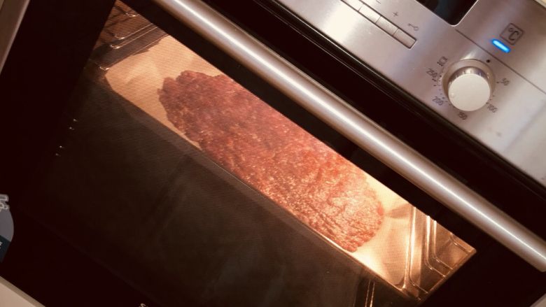 猪肉铺,放入烤箱,上下火220度10分钟,拿出倒掉烤出的肉汁,然后换一张油纸,翻一下,再放入烤箱220度10分钟。拿出以后,再吸一下肉汁,180度烤10分钟。