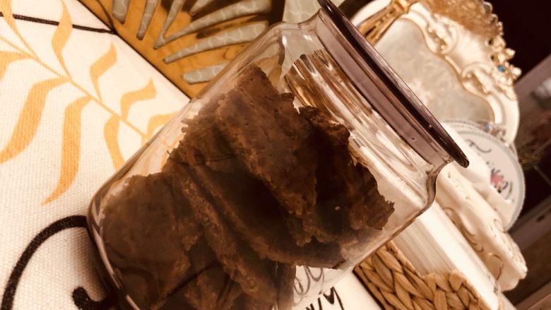 猪肉铺,用剪刀剪成菱形块,一片片放入储藏罐,可以冷藏,想吃的时候随时拿出来。自己做的吃着就是放心。✌️
