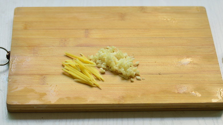 彩椒炒双菇,<a style='color:red;display:inline-block;' href='/shicai/ 37'>姜</a>切丝,蒜切碎沫
