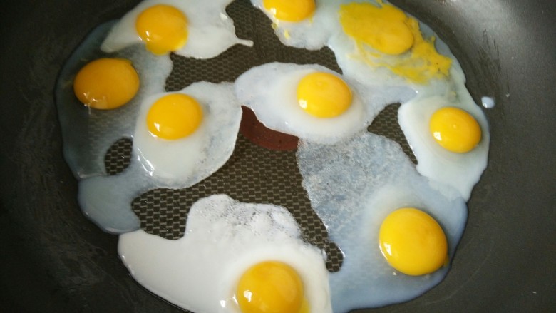 快手小食
孜然椒香鹌鹑蛋,<a style='color:red;display:inline-block;' href='/shicai/ 12'>鹌鹑蛋</a>放平底锅里煎至,稍微抹点油哈