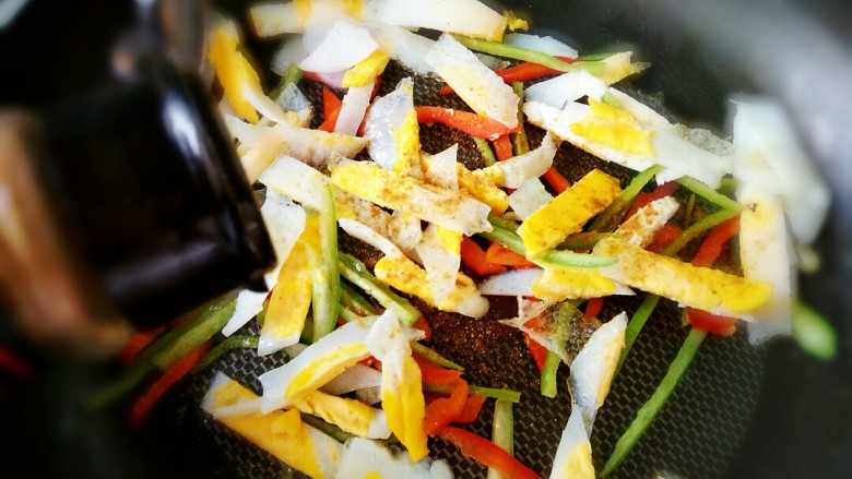 快手小食
孜然椒香鹌鹑蛋,然后把鹌鹑蛋丝加入一起炒,加少许<a style='color:red;display:inline-block;' href='/shicai/ 146542'>孜然粉</a>和盐