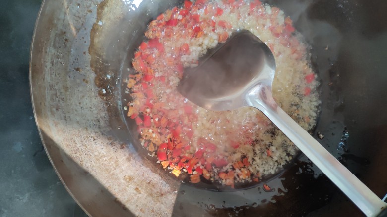快手小食 健康美味辣条,锅里入油放小米椒,大蒜子爆香,油多放一点,豆皮吸油