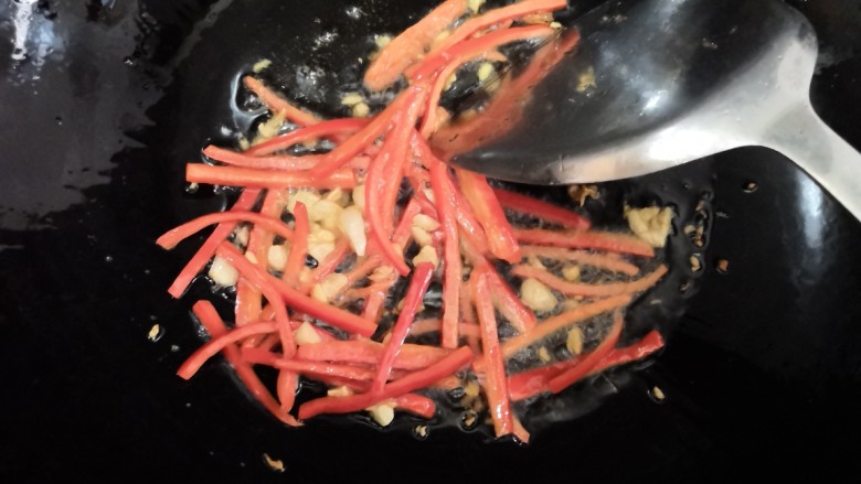 快手正餐 清炒芥兰杆,锅倒入油烧热下姜蒜粒,红辣椒丝大火翻炒一下。