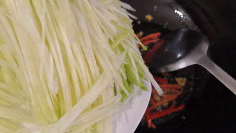 快手正餐 清炒芥兰杆,倒入切好的芥兰丝大火翻炒至变软。