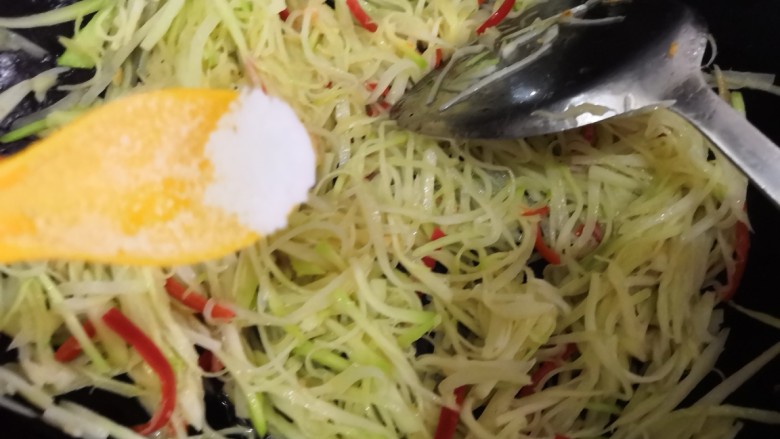 快手正餐 清炒芥兰杆,加入适量盐翻炒均匀即可。