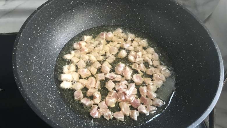 下饭神器~美味可口樱桃肉,锅中放油,热油炸制肉块。