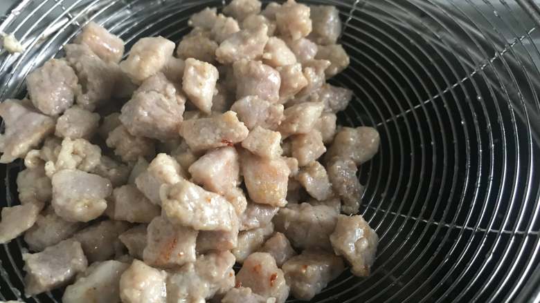 下饭神器~美味可口樱桃肉,炸至金黄捞出,等油温升高后再复炸一遍。